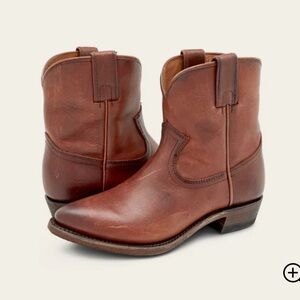 New In Box Frye Billy Short Boot in Redwood Size 8